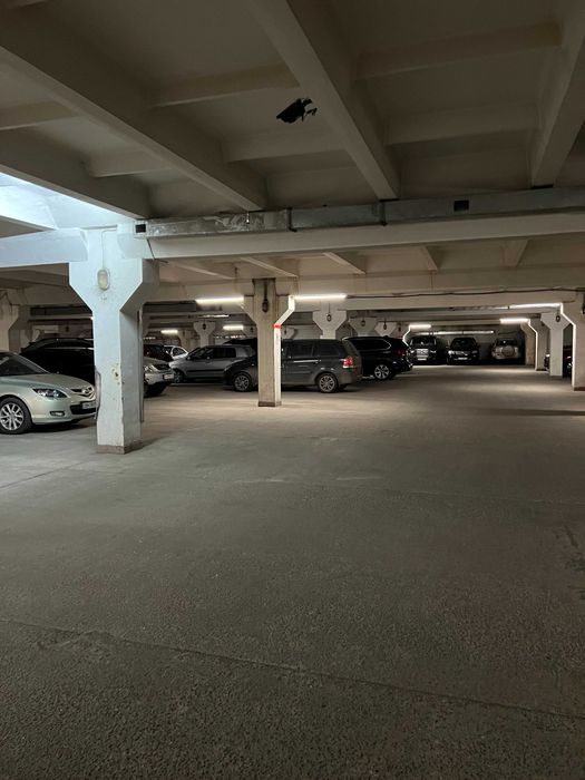 Продам паркоместо  в подземном паркинге . На две машины .