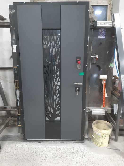 Вхідні двері захищені від вологи та сонця