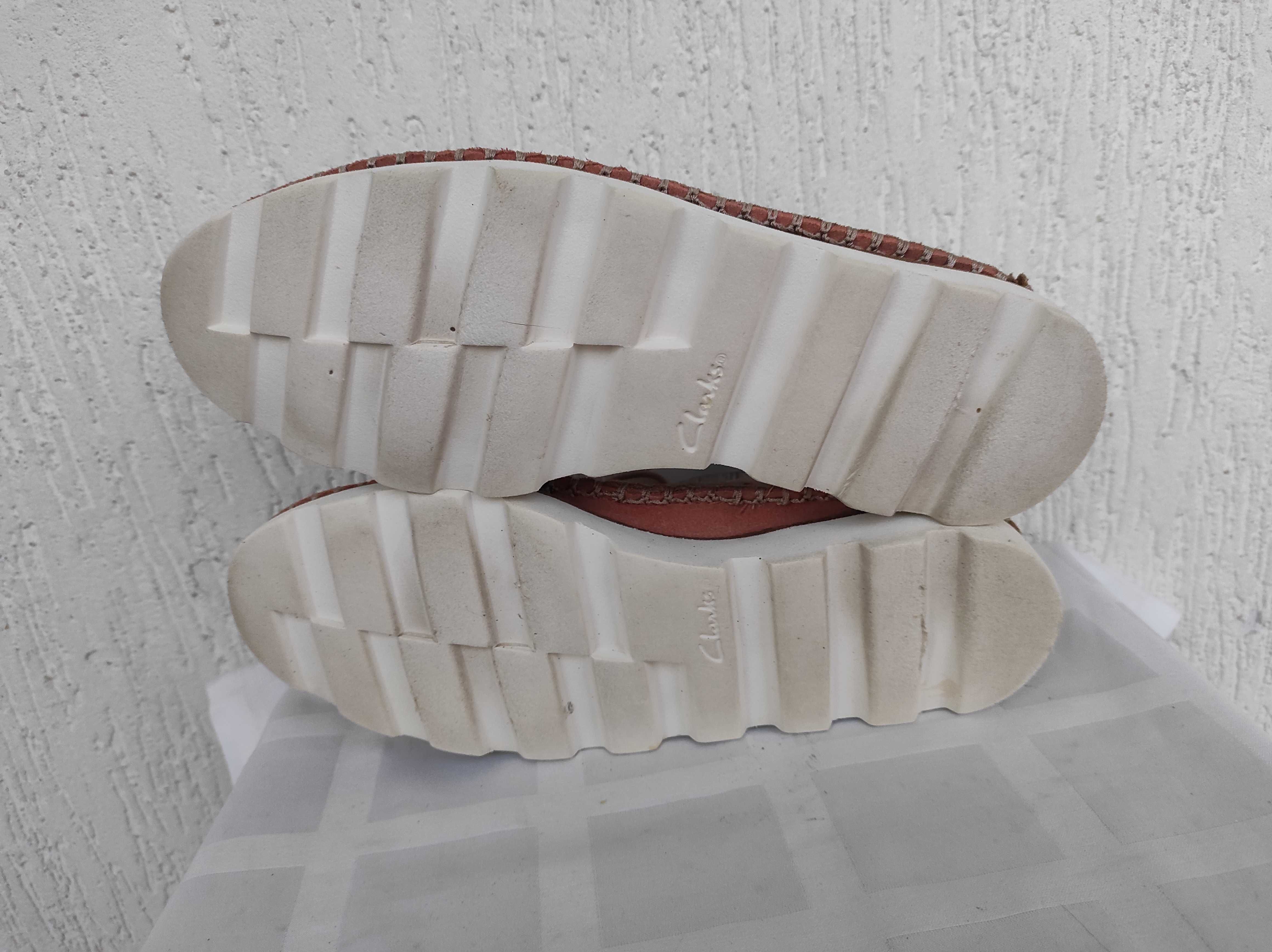 Стильние,суперлегенькие замшевие мокасини Clarks narrative р.36