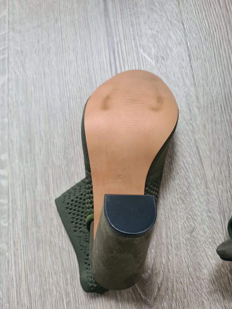 Ażurowe botki khaki