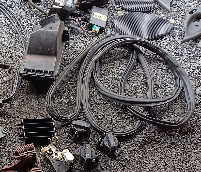 USZCZELKA KLAPY BAGAZNIKA PONTIAC FIREBIRD CHEVROLET CAMARO 4TH 4 GEN 1993-2002 3.4 3.8 5.7 V6 V8 3.4L 3.8L 5.7L TAILGATE SEAL