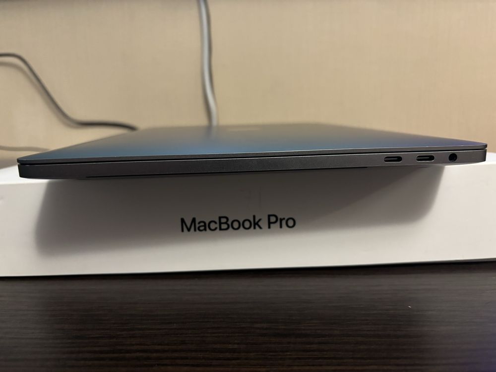 Macbook pro 13 touch bar 2018 8/250