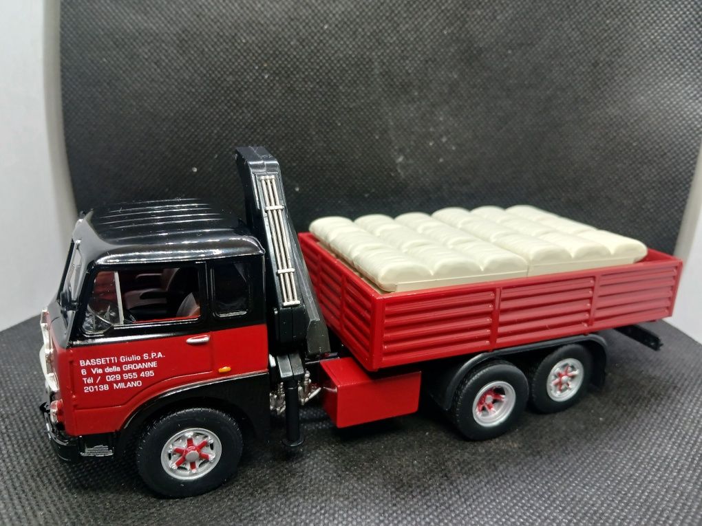 Miniaturas 1:43 de Camiões  Comerciais  Conjunto de 7  unidades