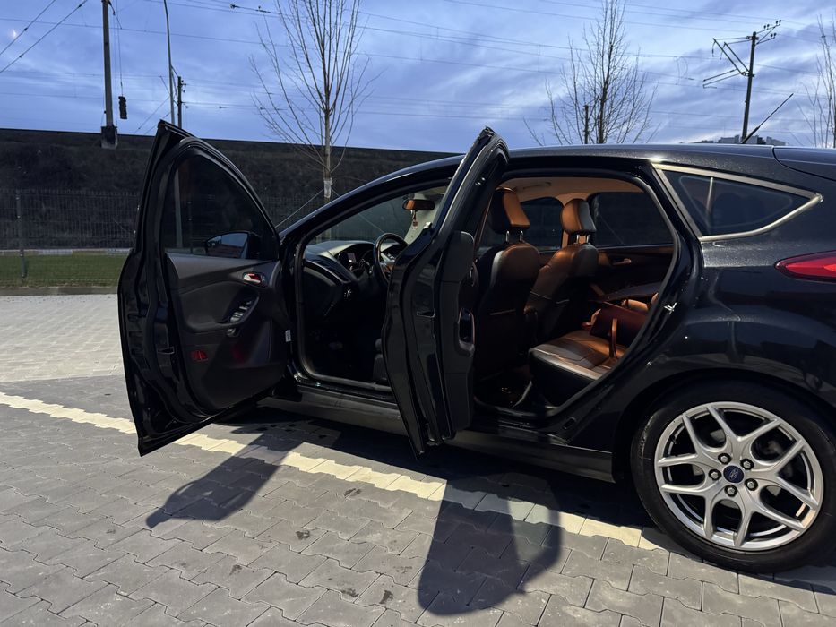 Економний та надійний автомобіль, салон в шкірі