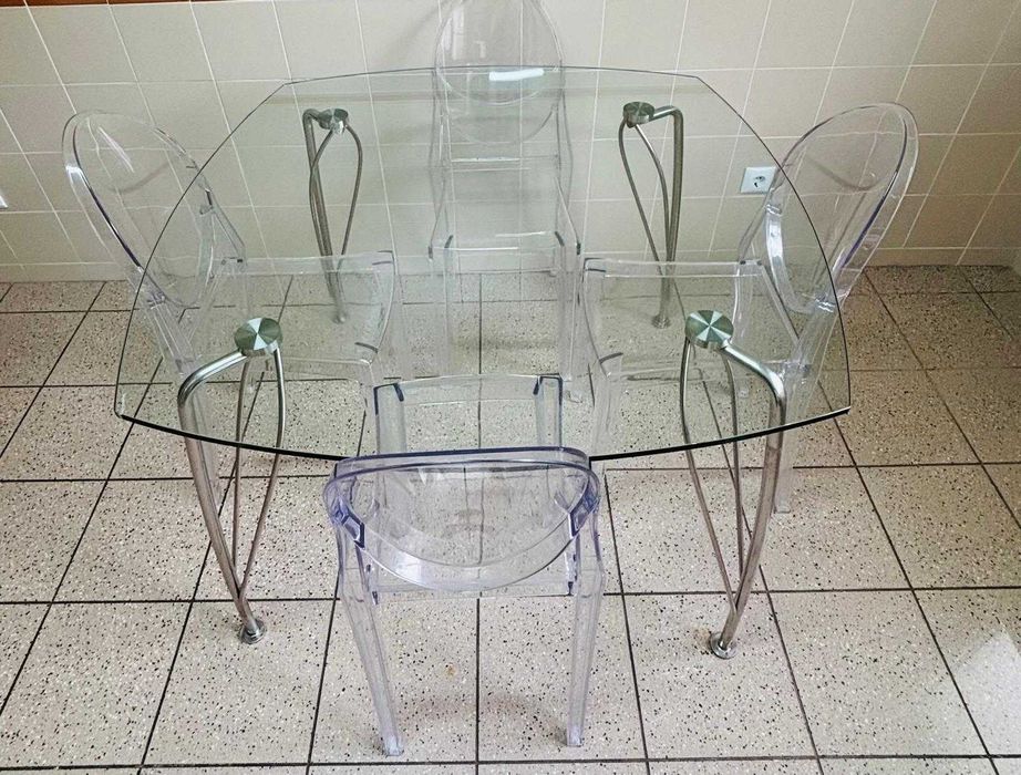 Mesa com tampo de vidro e 4 cadeiras transparentes