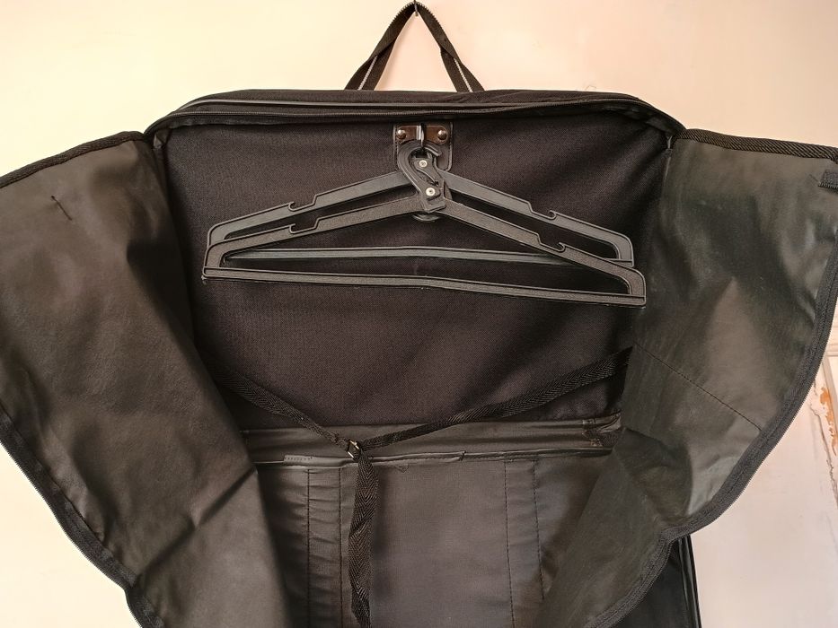 Дорожная сумка для одежды с вешалками