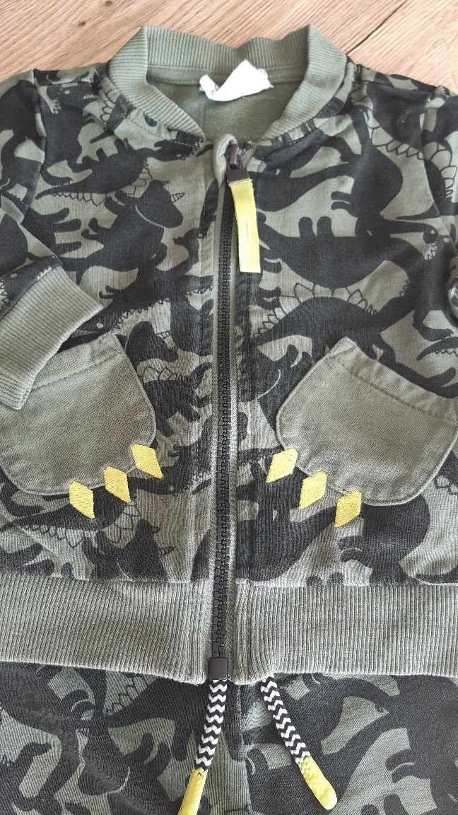 Dres komplet bluza i spodnie w dinozaury Coccodrillo rozmiar 74-80