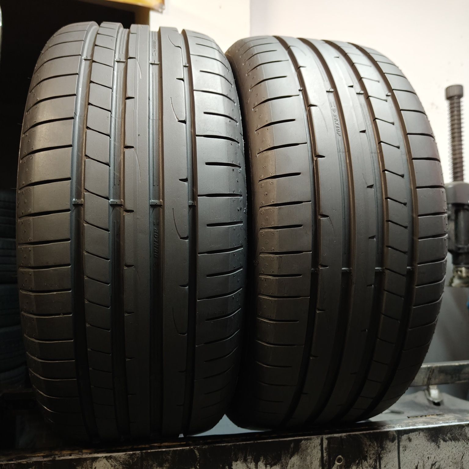 245/45/17 Sprzedam parę opon letnich Dunlop