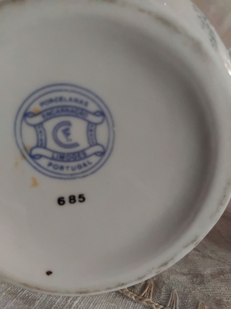 Peças  em porcelana e cristal como novas.