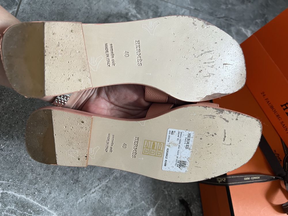Klapki w stylu Hermes Oran