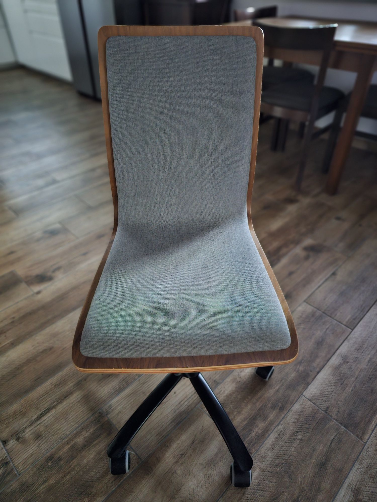 Krzesło na kółkach do biurka drewno i materiał nowoczesne