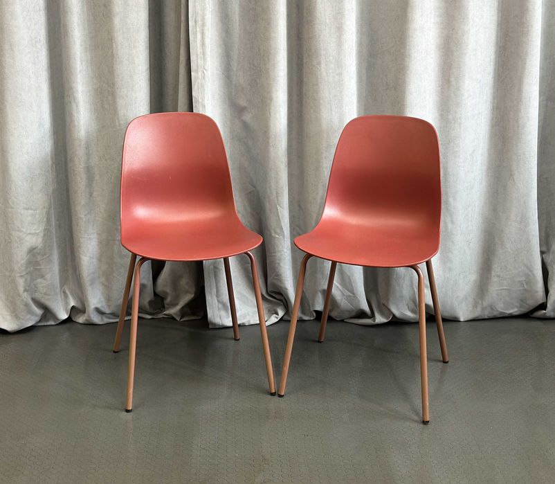 Пара стільців/пара крісел/у цегляному/вишневому кольорі/стільці/крісла