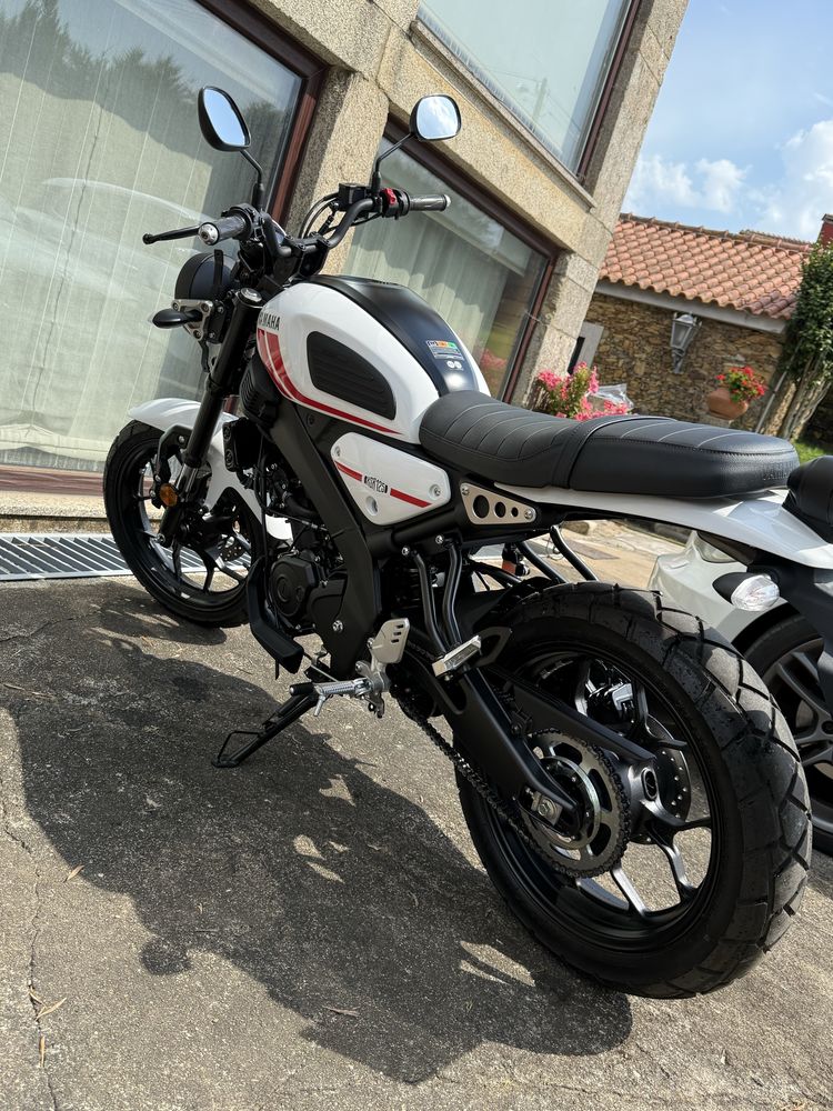 Yamaha XSR 125 de 2024 (poucos km, c/ extras)