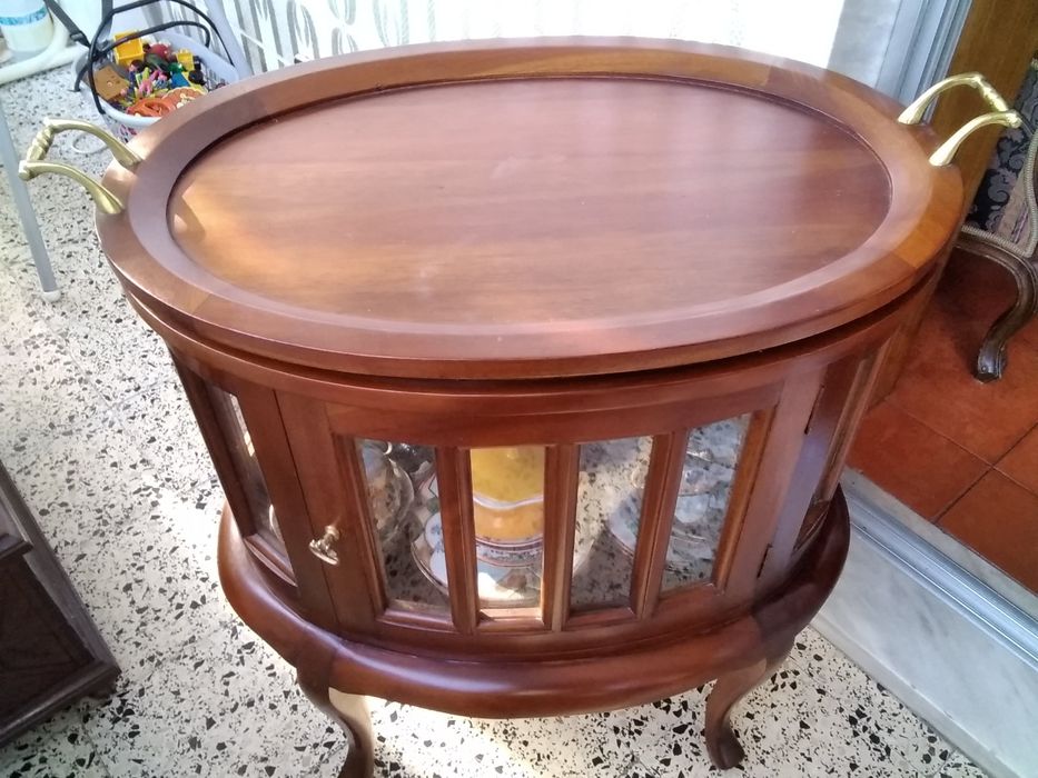 Móvel Bar em madeira maciça com tabuleiro.