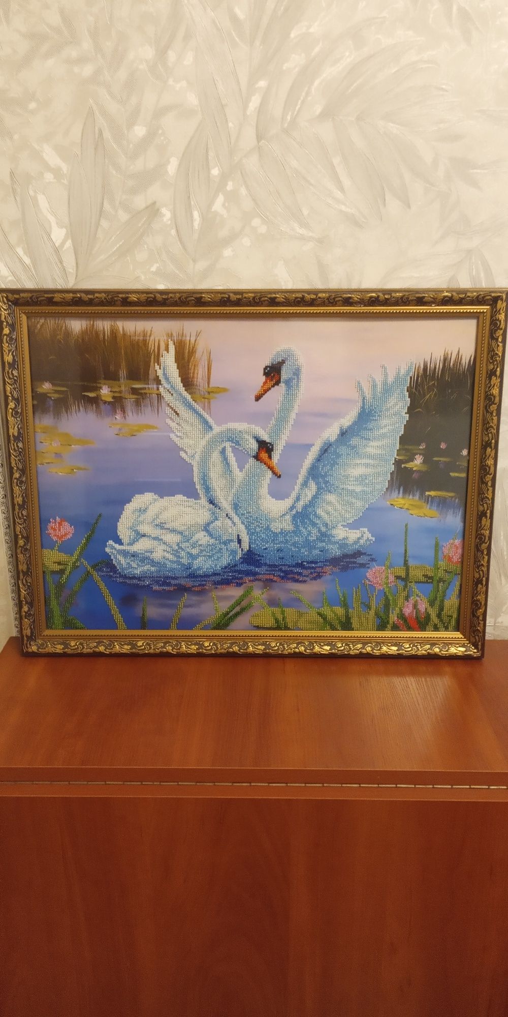 Картина "Лебеді"вишита з бісеру.