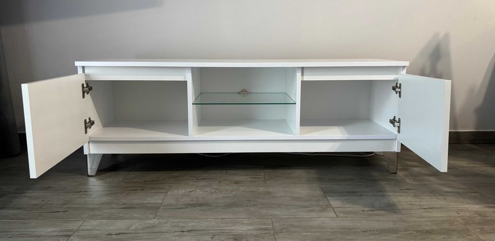 Szafka rtv ze szklaną półką i oświetleniem do salonu