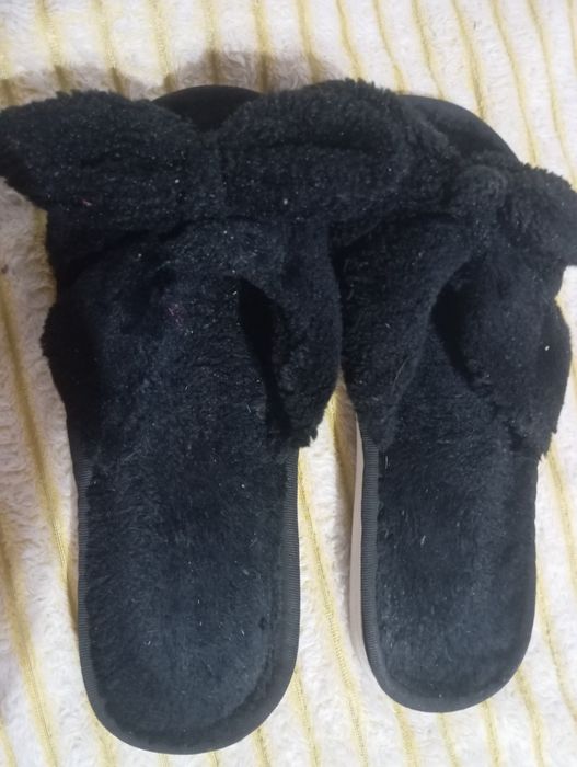 Damskie czarne kapcie