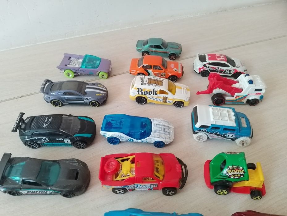 Продам  машинки. Хот вилс и Матч бокс .