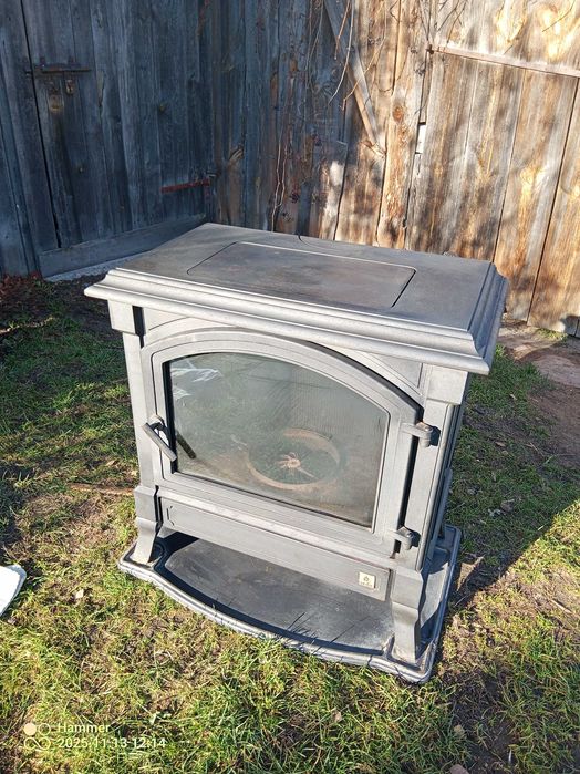 Piec żeliwny typu koza na żeliwnej podstawie