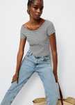 Jeansy o kroju mom Mango 34