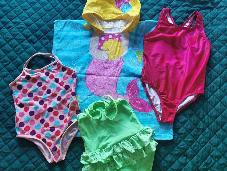 Zestaw kąpielówek dla dziewczynki 104/110 + pelerynka plażowa