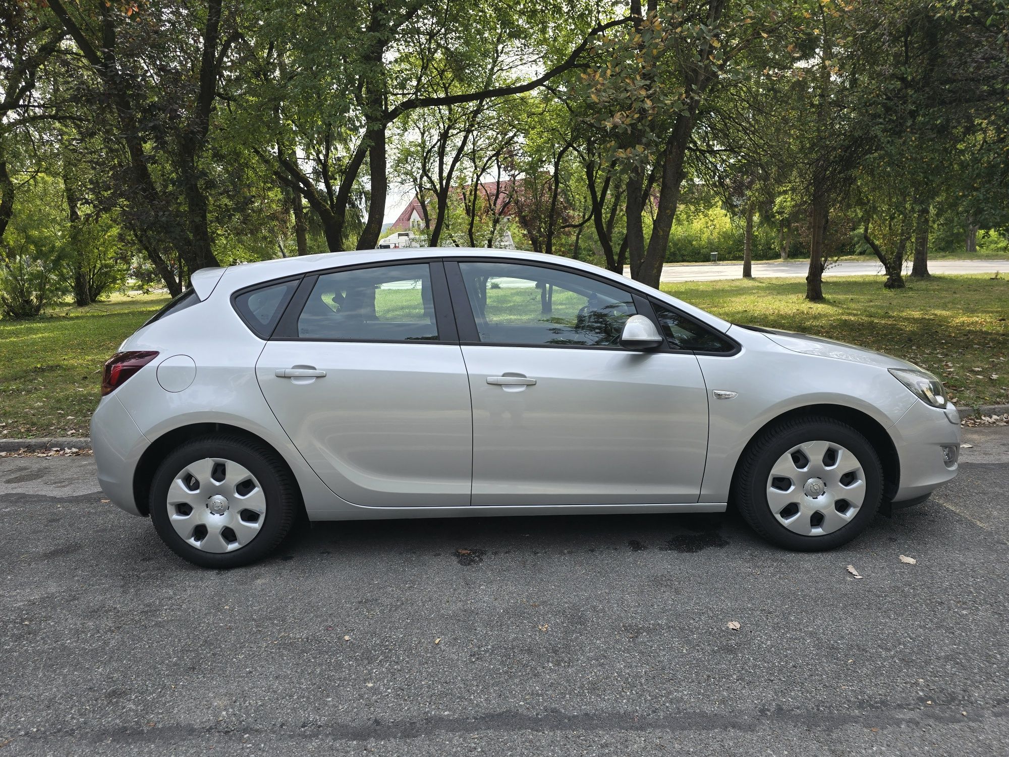 Opel Astra 1.4 EcoFlex, niski przebieg,  bogate wyposażenie