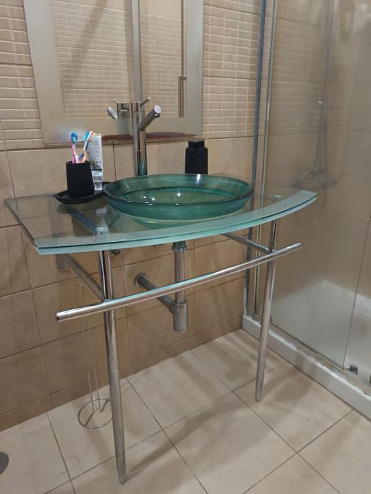 Lavatório em vidro com pés em metal