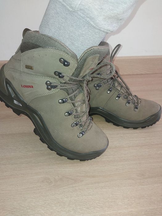 Botas LOWA USADAS - Trekking/Montanha Profissionais (Tamanho 42)