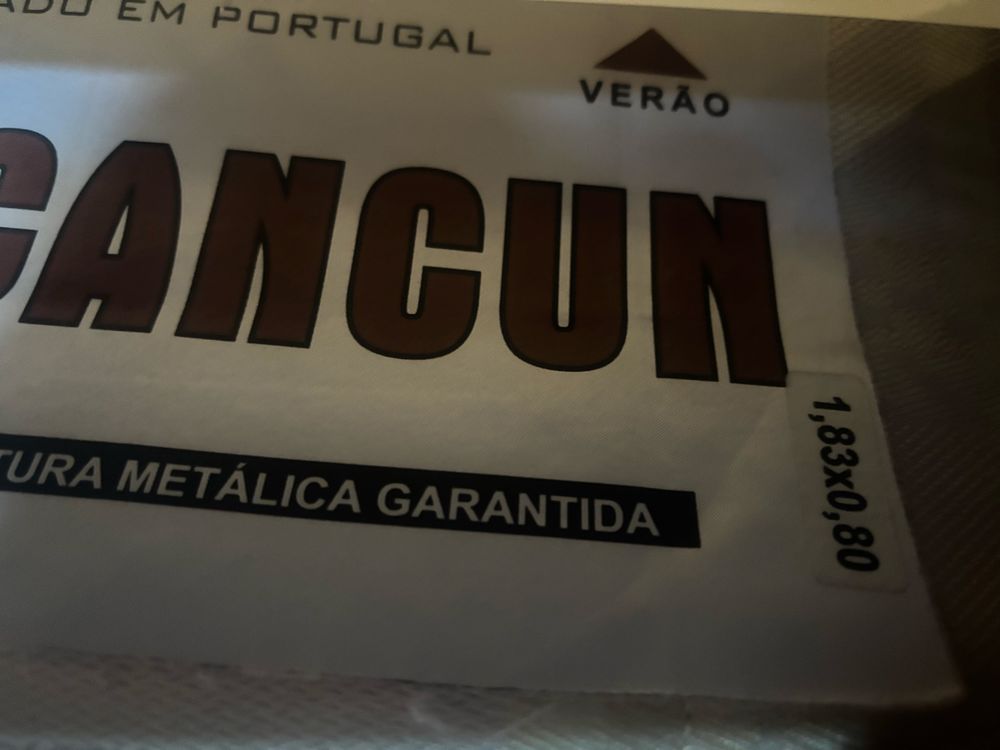 Cama e mesa de cabeceira de crianca