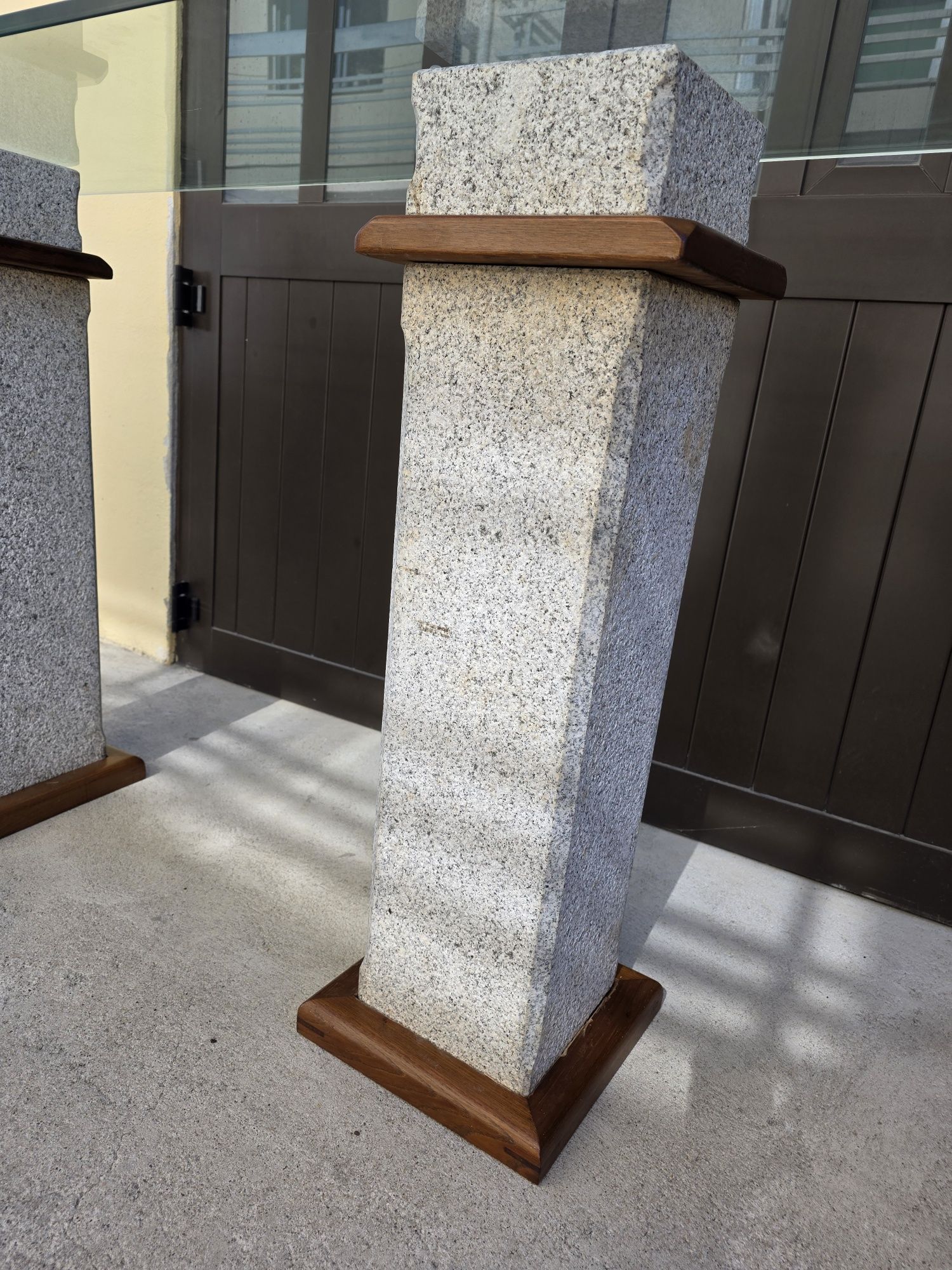 Mesa de entrada tampo de vidro com pernas de pedra