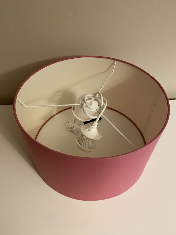 Cadeeiro de tecto rosa