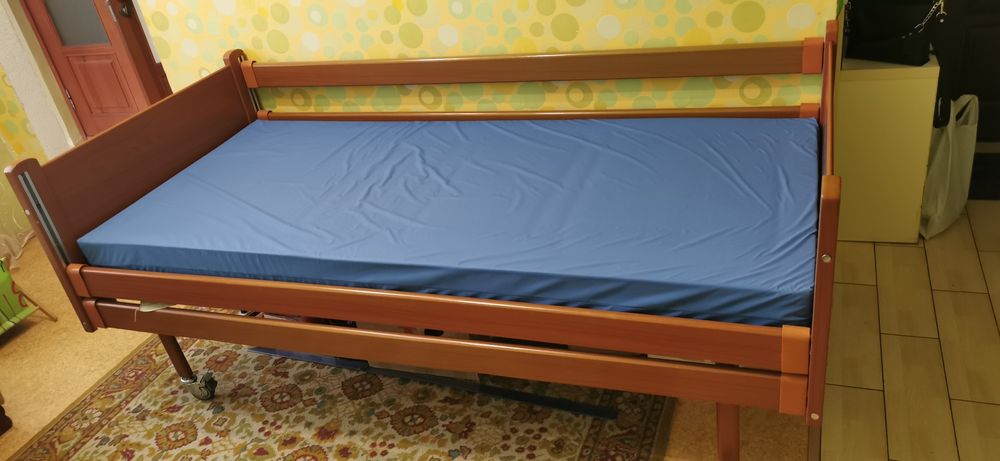 Медичне ліжко на колесах (4 секції) OSD-94 з антипродежневим матрацом