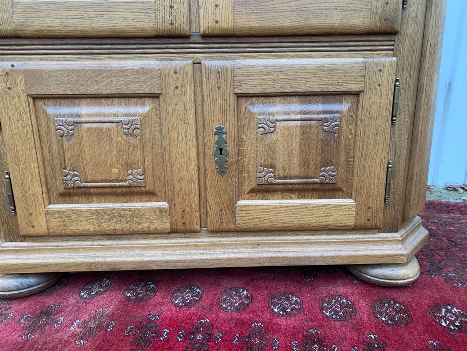 Dębowa narożna witryna .