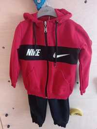 Czerwonoczarny dres Nike 86/92