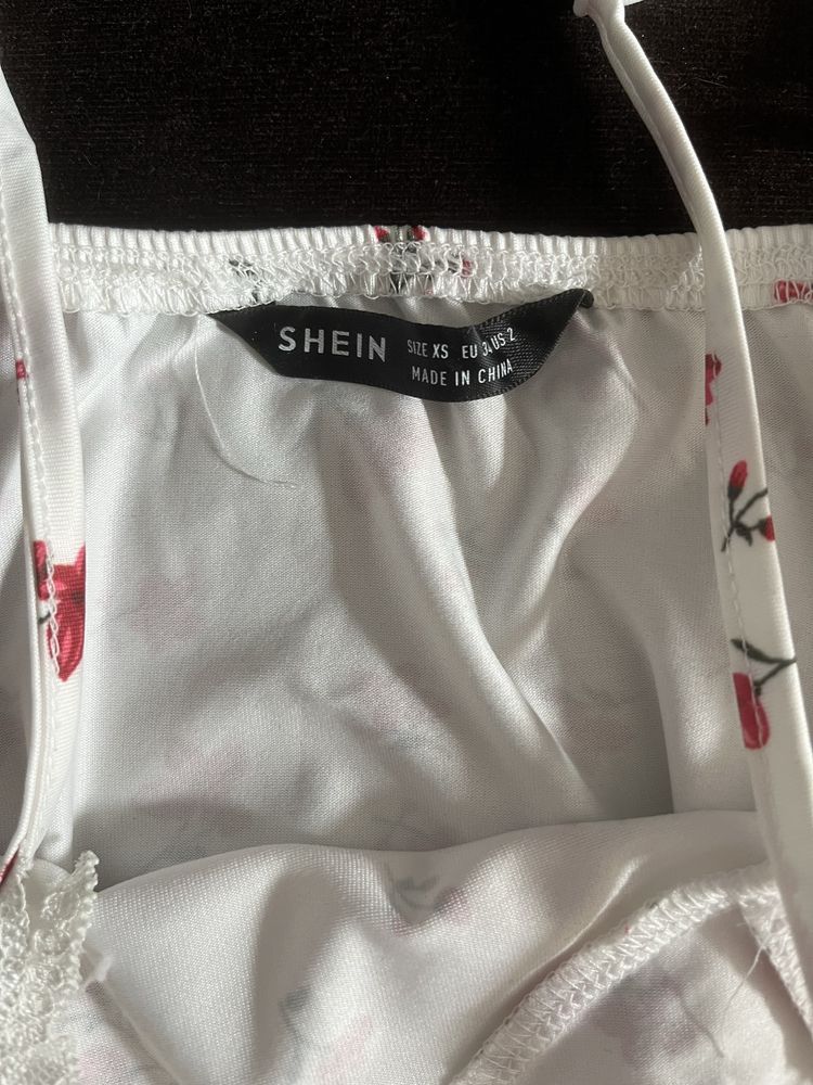 Krotka sukienka biala w czerwone kwiaty XS Shein