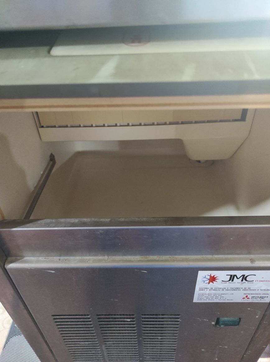 Máquina de fazer gelo AZKOYEN