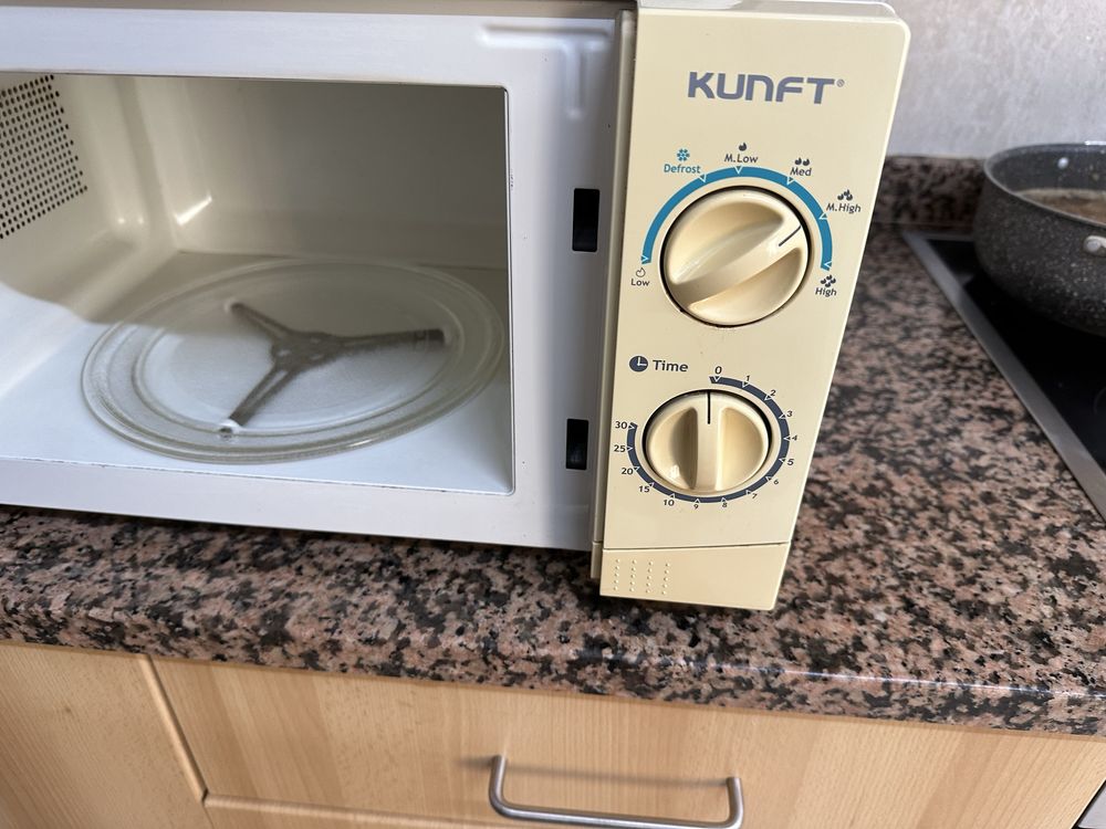 Microondas a funcionar perfeitamente