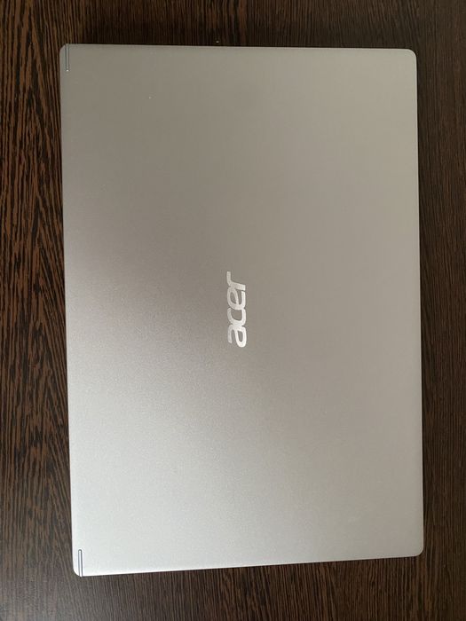 Продам хороший ноут Acer, отлично держит зарядку, для работы.