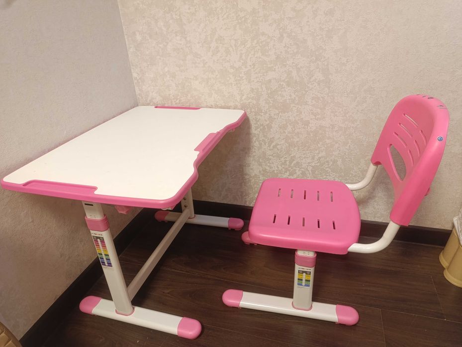 Парта для дівчинки з регулюваннями висоти та нахилу