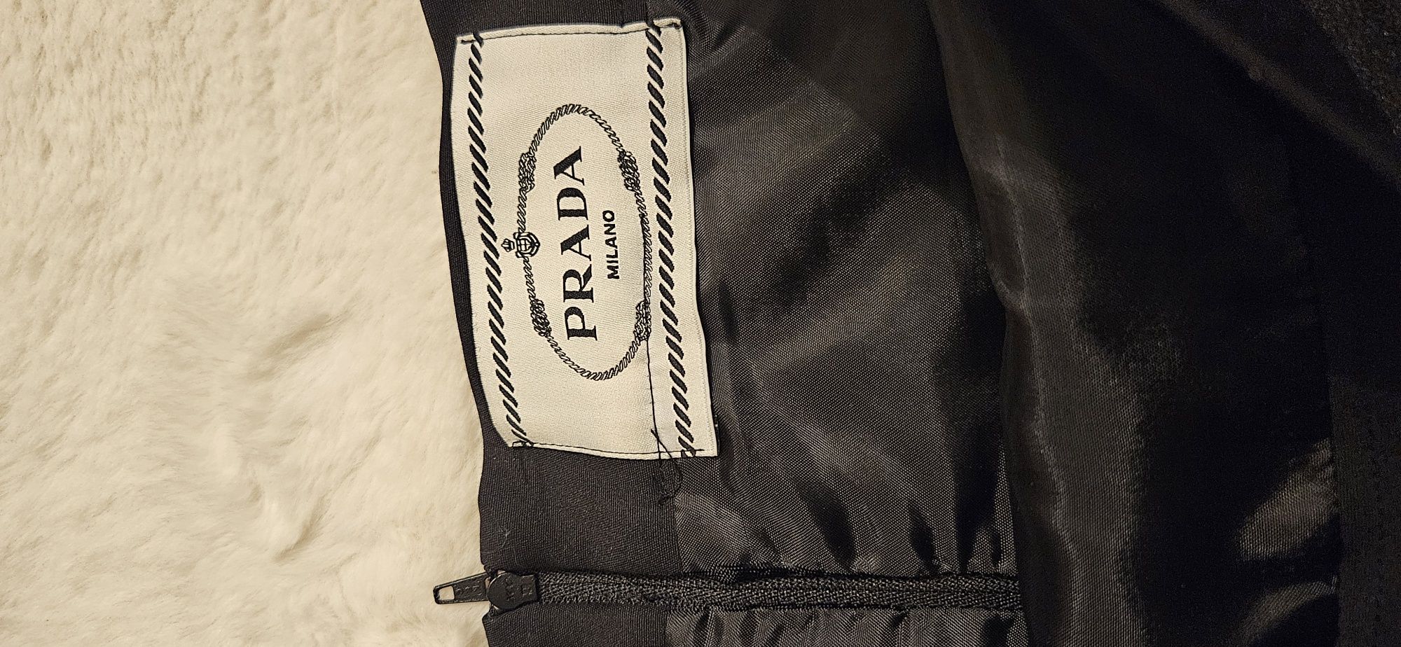 Piękna spódnica czarna firmy Prada