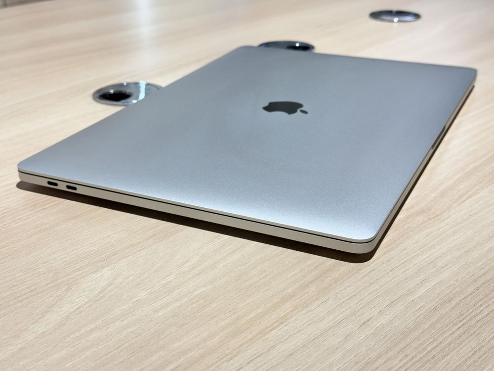 MacBook Pro 16" 2019 Silver / i9 / 64Gb / 8Tb SSD / Radeon Pro 8GB