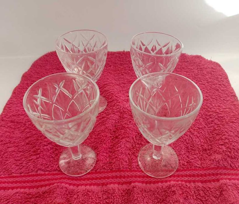 Рюмки з ніжками і підставками