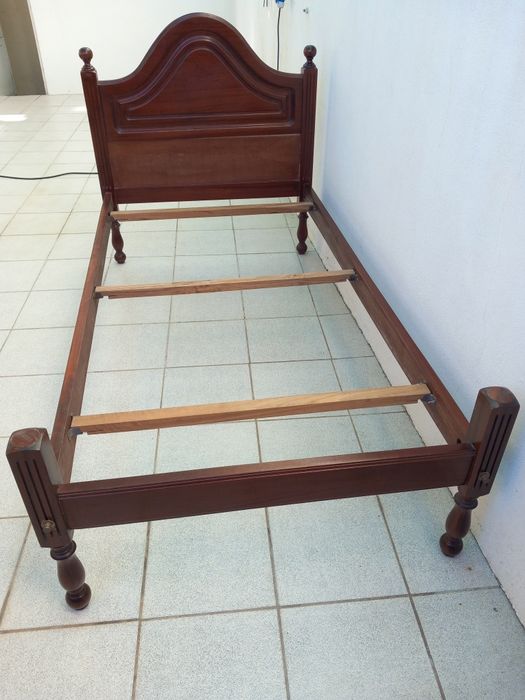 Cama antiga de madeira maciça