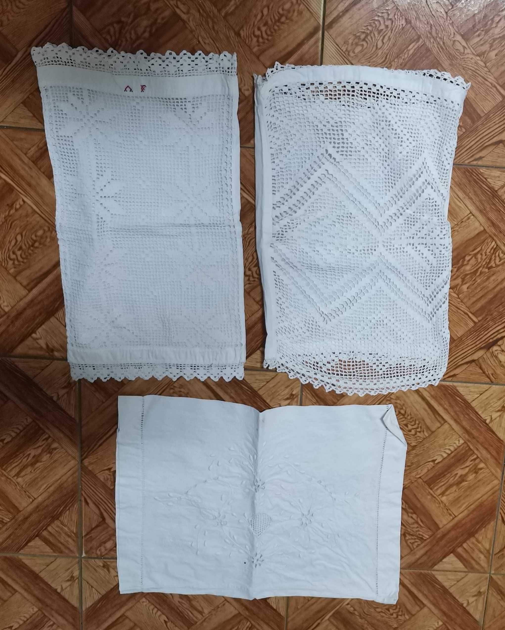 Toalha e outras peças em linho. Também mantas em burel.