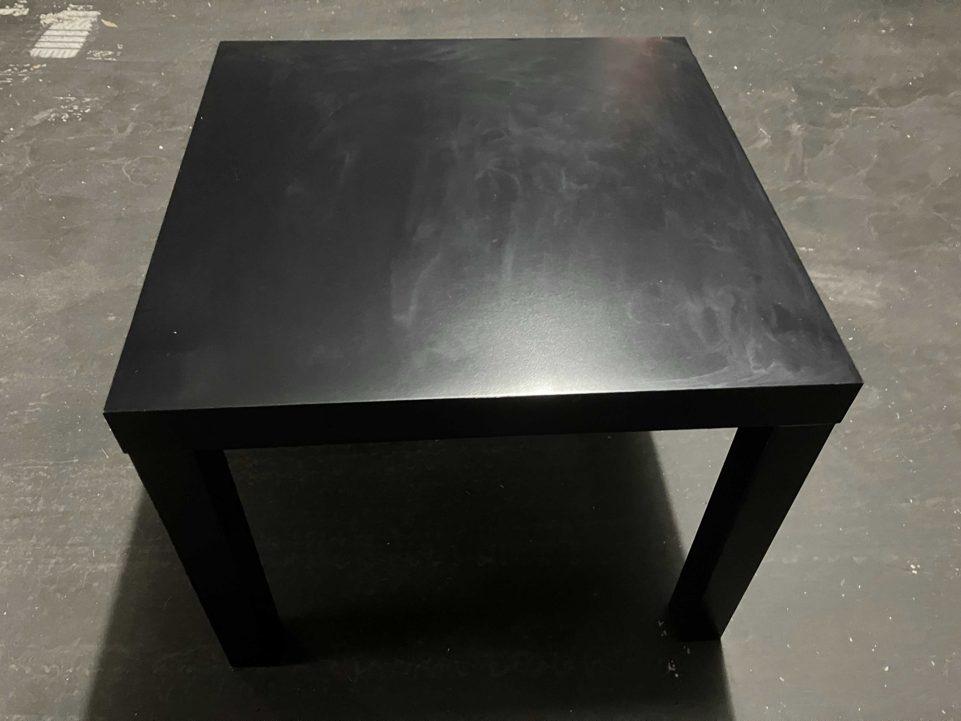 Mesa de cabeceira/apoio ou minimesa de centro. Leve e de cor neutra.