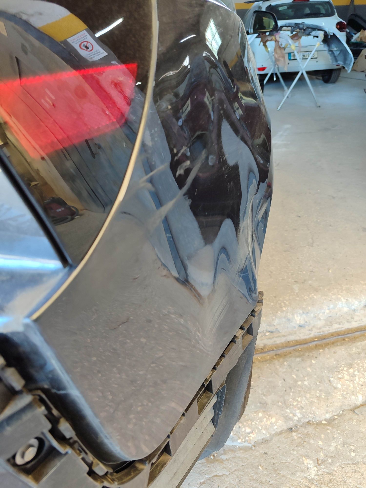 Reparações e peças diversas de Teslas