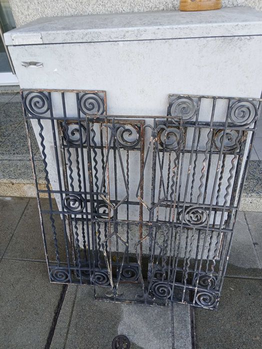 Varias grades de portas e janelas antigas