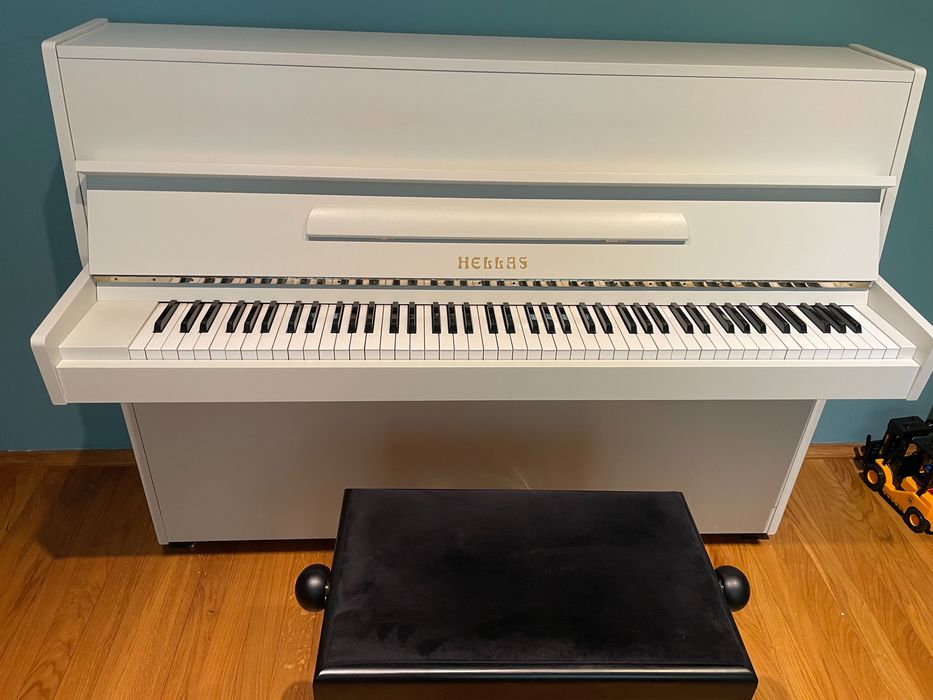 Białe pianino akustyczne Hellas