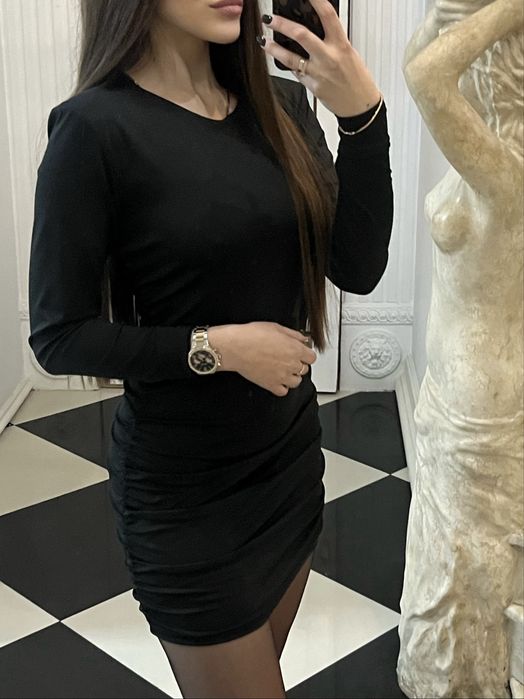 Чорна сукня з віткритою спиною