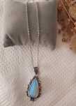 Colar de metal com pendente vintage